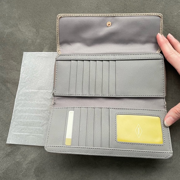 New with Tags Fossil Wallet with Rose Gold Studs - Picture 7 of 8